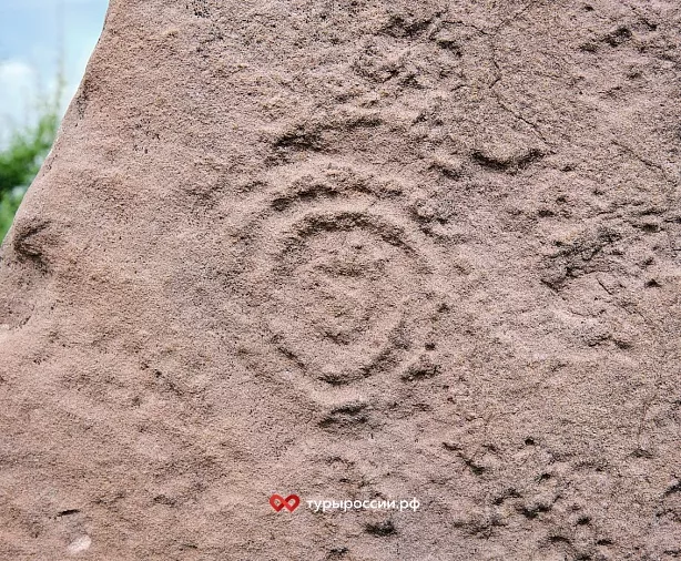 Изображение статьи Наскальные изображения на плитах курганов Хакасии Туры России
