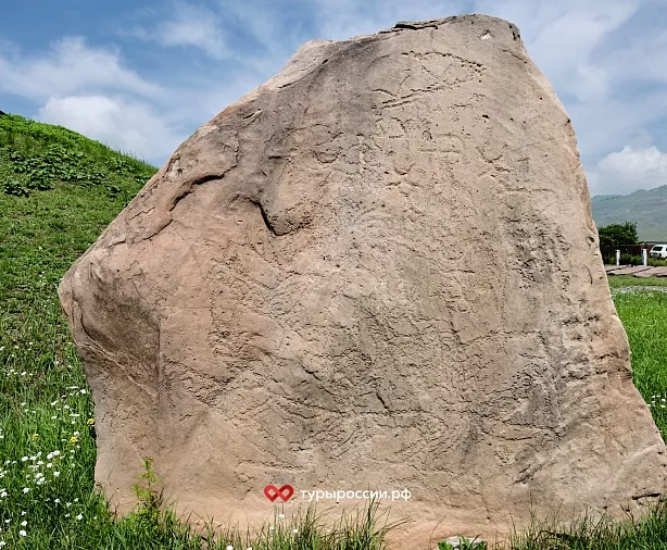 Изображение статьи Наскальные изображения на плитах курганов Хакасии Туры России