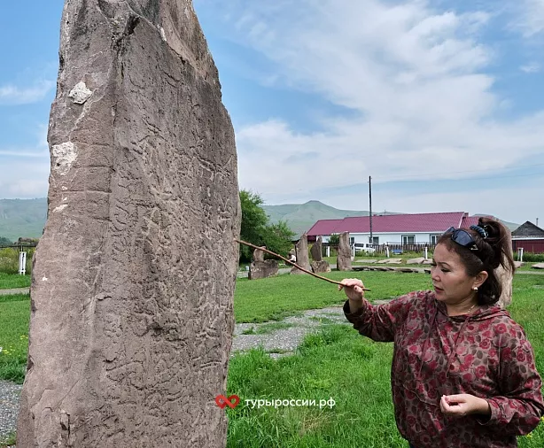 Изображение статьи Наскальные изображения на плитах курганов Хакасии Туры России