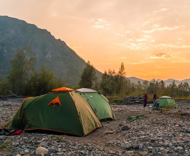 Изображение статьи Экскурсия из Магадана – посещение Хетинских Столбов Туры России
