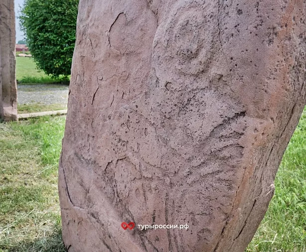 Изображение статьи Наскальные изображения на плитах курганов Хакасии Туры России