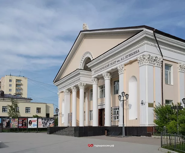 Изображение статьи Город Якутск — самые интересные места. Какие экскурсии можно посетить за 1 день Туры России