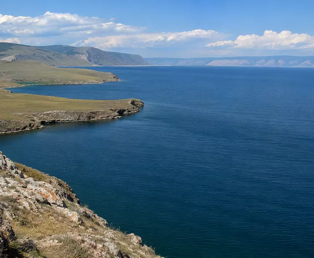 Изображение статьи Путешествие на Малое море: поездка к бухтам, островам и самым тёплым берегам озера Туры России