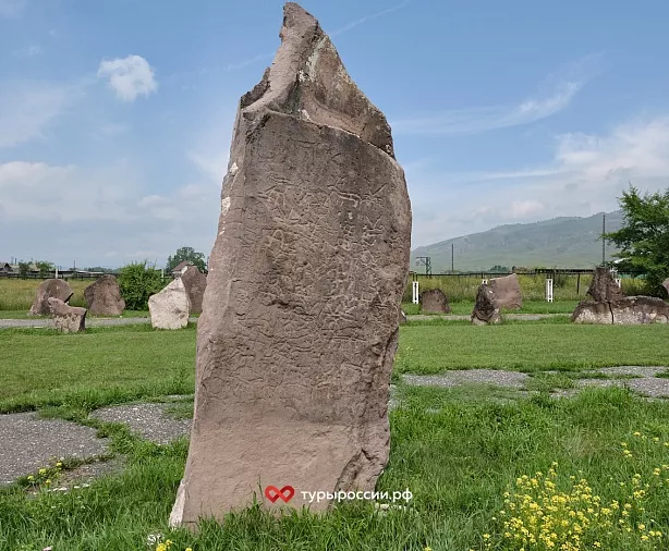 Изображение статьи Наскальные изображения на плитах курганов Хакасии Туры России