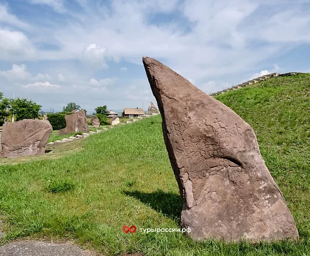 Изображение статьи Наскальные изображения на плитах курганов Хакасии Туры России
