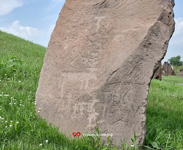 Изображение статьи Наскальные изображения на плитах курганов Хакасии Туры России